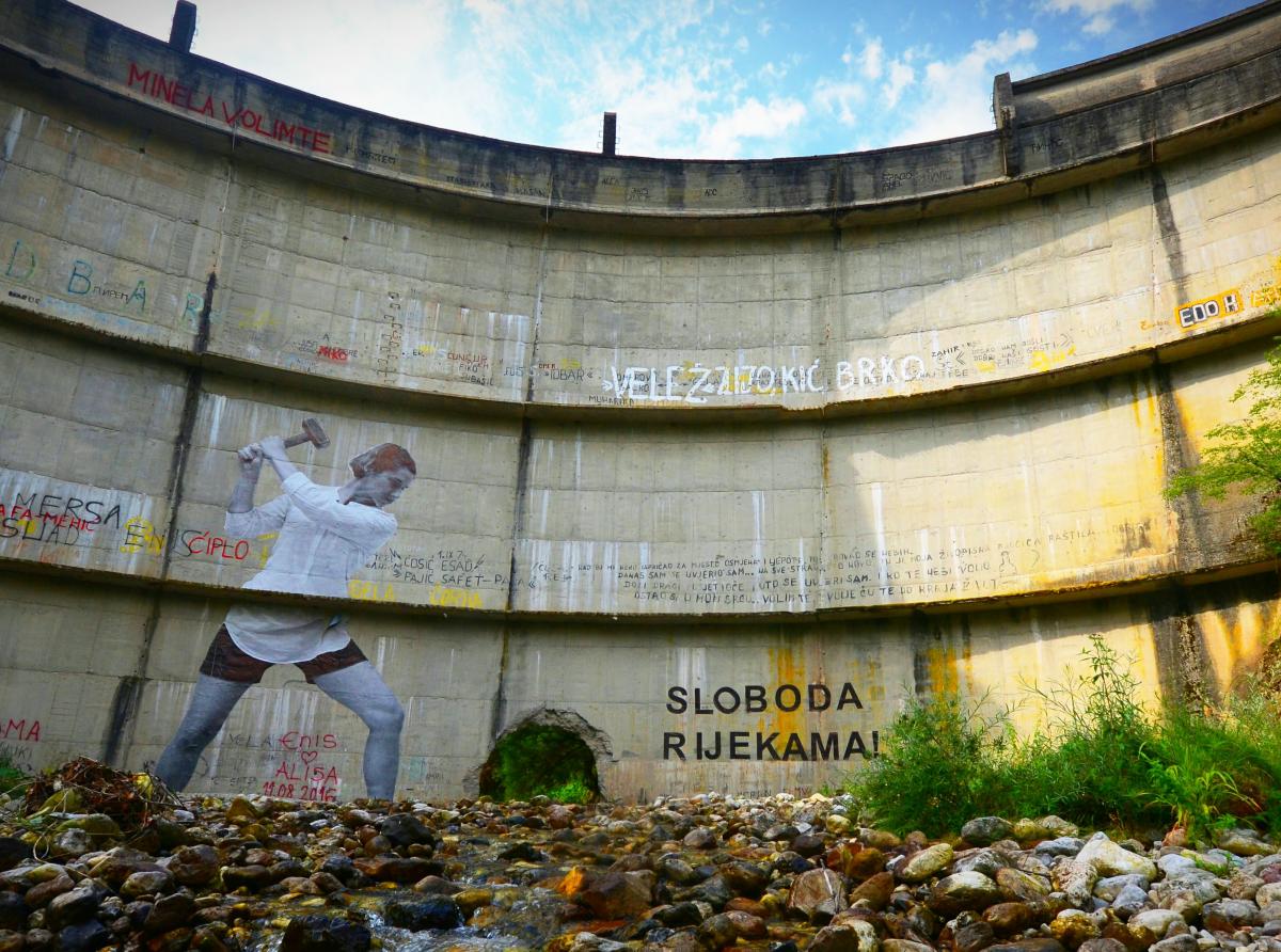 Stop the Dams! Participants of the Summit call upon EU and Heads of State to stop funding hydropower. (Photo: Mural on Idbar Dam, close to Konjic) © Dinno Kasalo