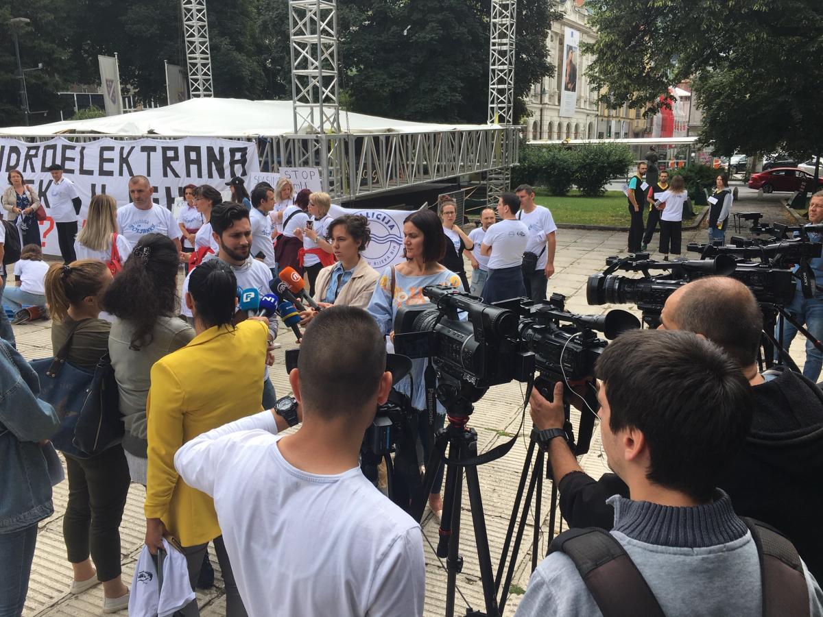 Großes Medienecho bei der vorletzten Etappe der Protestwochen für Balkanflüsse in Bosnien-Herzegowina: Milos Orlic, der die dortige Veranstaltung  koordinierte, steht den Journalisten Rede und Antwort. © Ulrich Eichelmann  