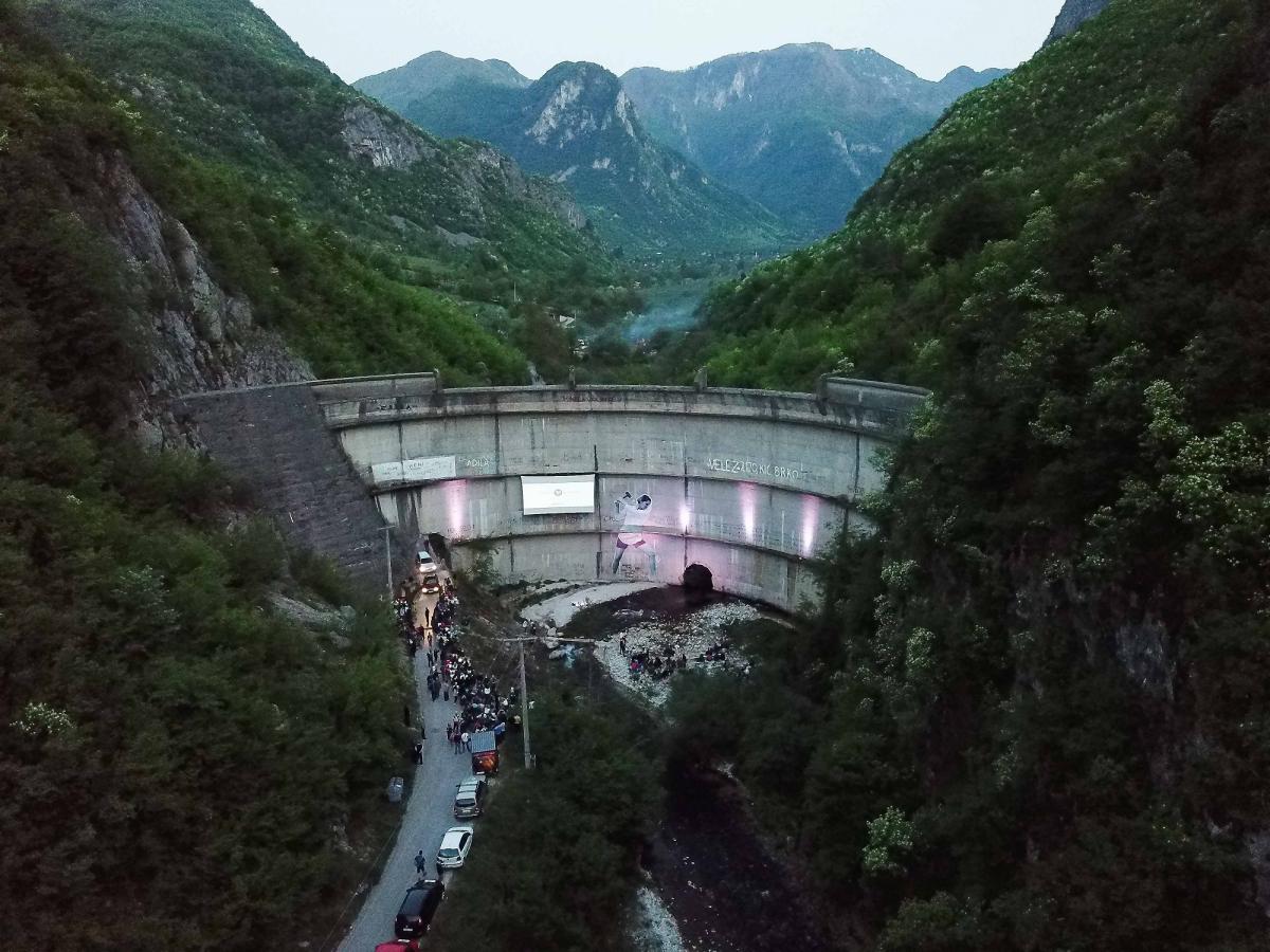 About 500 people at the Blue Heart premiere, screened on the dam wall of the Idbar Dam, close to Konjic in Bosnia and Herzegovina © Pierre Cadot