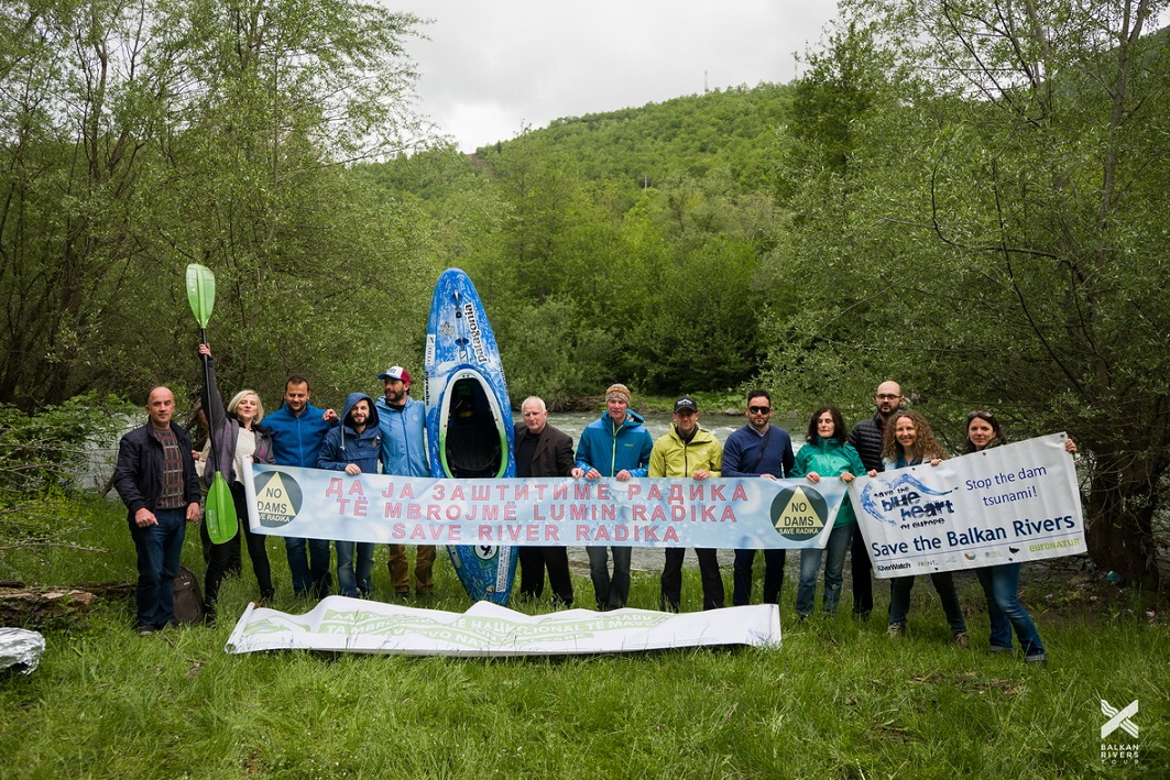 Protest gegen die geplanten Wasserkraftwerke im Mavrovo Nationalpark. Neben dem Balkan Rivers Tour-Team auch Anwohner dabei. © Jan Pirnat