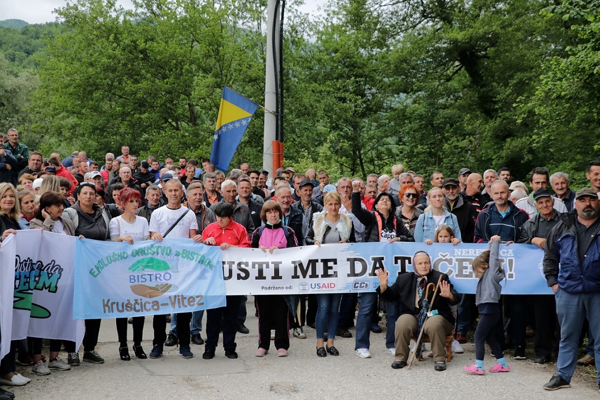 “Let me flow!” About 350 people blocked a bridge on the Neretvica river on June 1st and prevented the start of construction.  © Svjetlana Panic