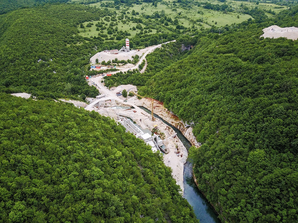 Dam construction on the Sana in Bosnia-Herzegovina. About 3,000 hydropower projects are planned or already under construction in the Balkans, one third of them in protected areas. About 50 fish species would go extinct or be driven to the brink ox extinction if these projects were realized. © Matic Oblak