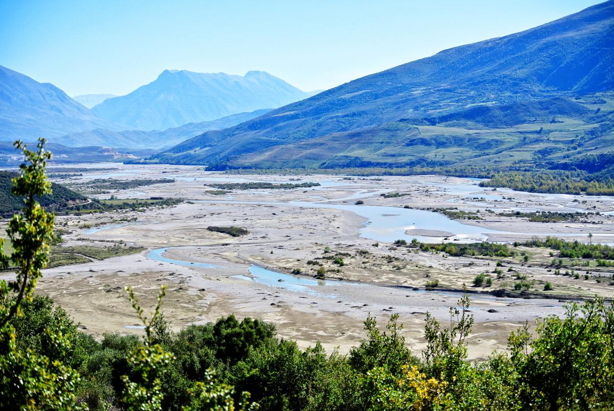 The extensive braided river section near Tepelena would drown in a reservoir of the future Kalivaç Dam. Photo: Romy Durst