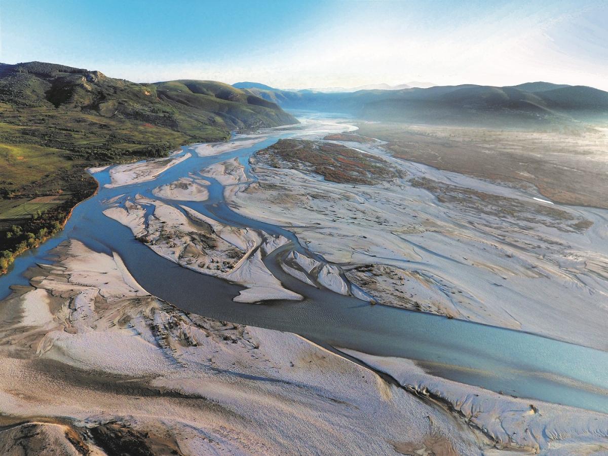 Die Vjosa ist der letzte große Wildfluss Europas außerhalb Russlands. Allein an diesem Flussabschnitt fanden Wissenschaftler im April innerhalb von nur einer Woche 132 Tierarten © Gregor Šubic