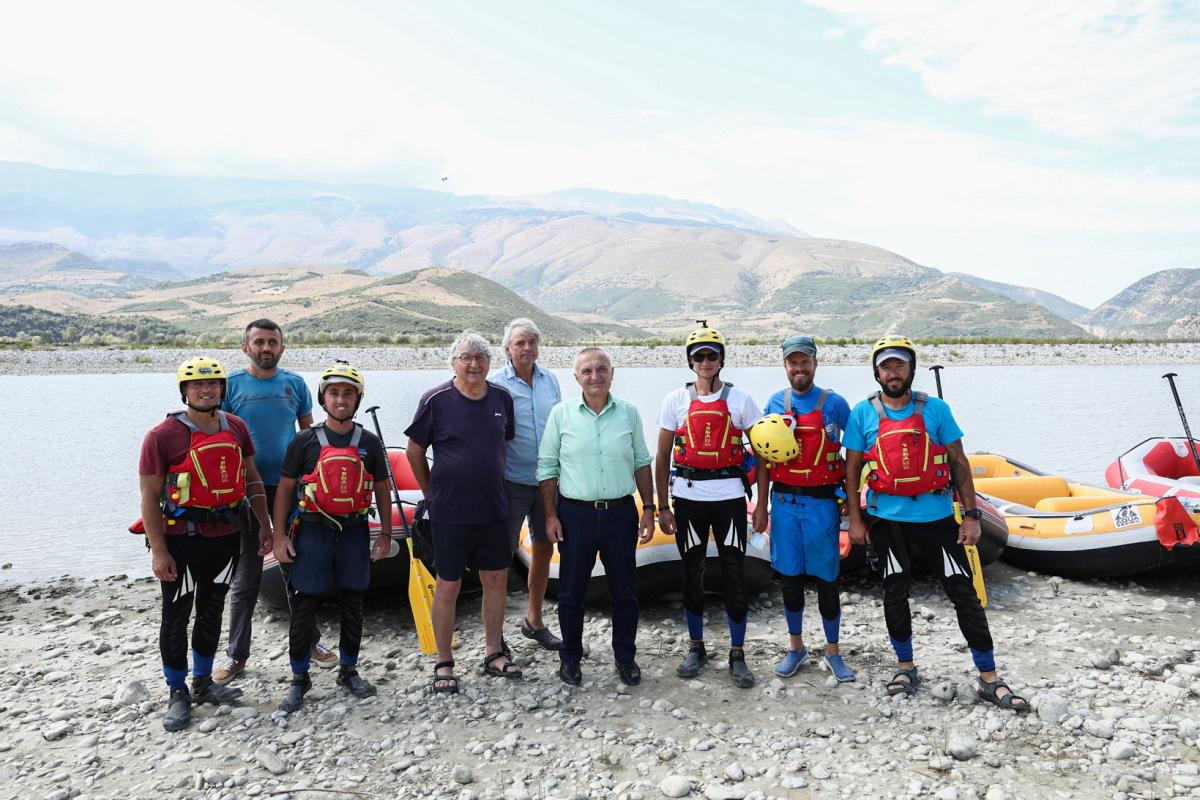 Der Präsident Albaniens Ilir Meta und die Wissenschaftler am Ufer der Vjosa. Gemeinsam erheben sie ihre Stimme gegen den geplanten Kalivaç-Staudamm und für die Idee eines Vjosa-Nationalparks. © Official photos from Albanian Presidency