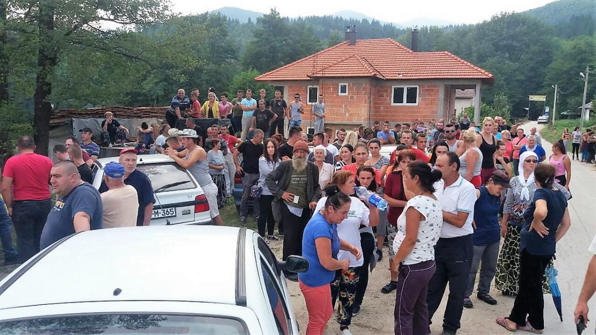 The villagers were alerted quickly and blocked access to the river. © Abaz Dželilović