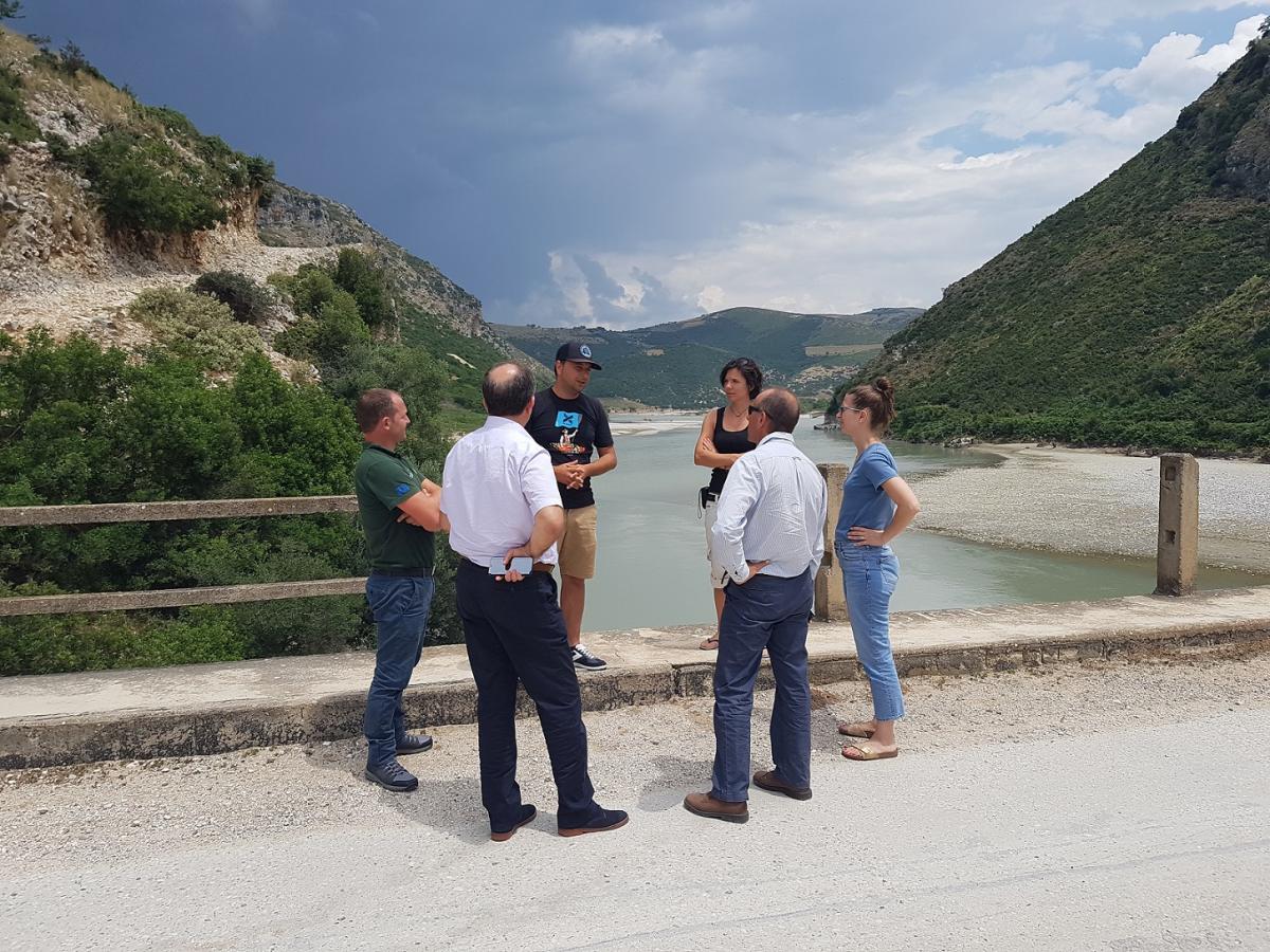 On-the-spot appraisal at the Vjosa. This is where the hydropower plant Pocem is projected to be built. © EuroNatur 