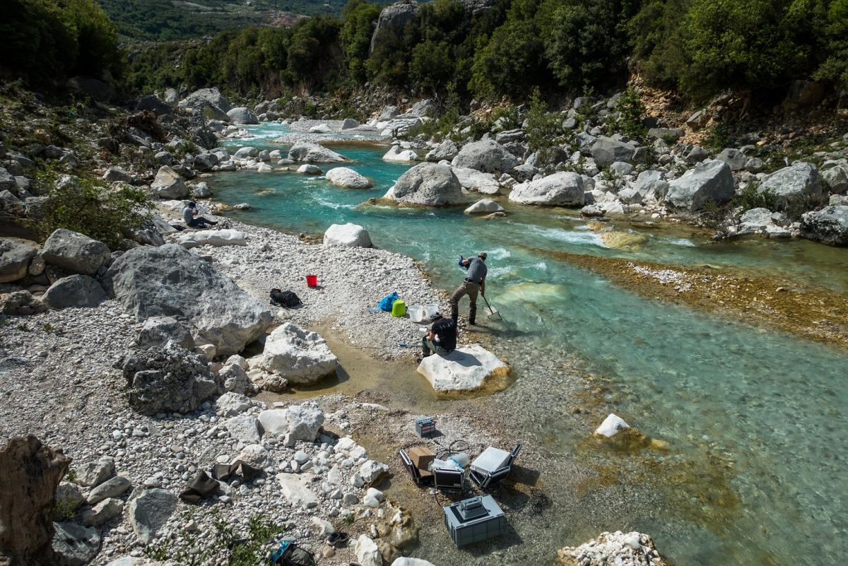 Water sampling and measurements of primary production at the Shushica, a tributary to the Vjosa in the far east, where snowmelt is long gone. The river is characterized by large boulders and crystal-clear water. © Thuile-Bistarelli