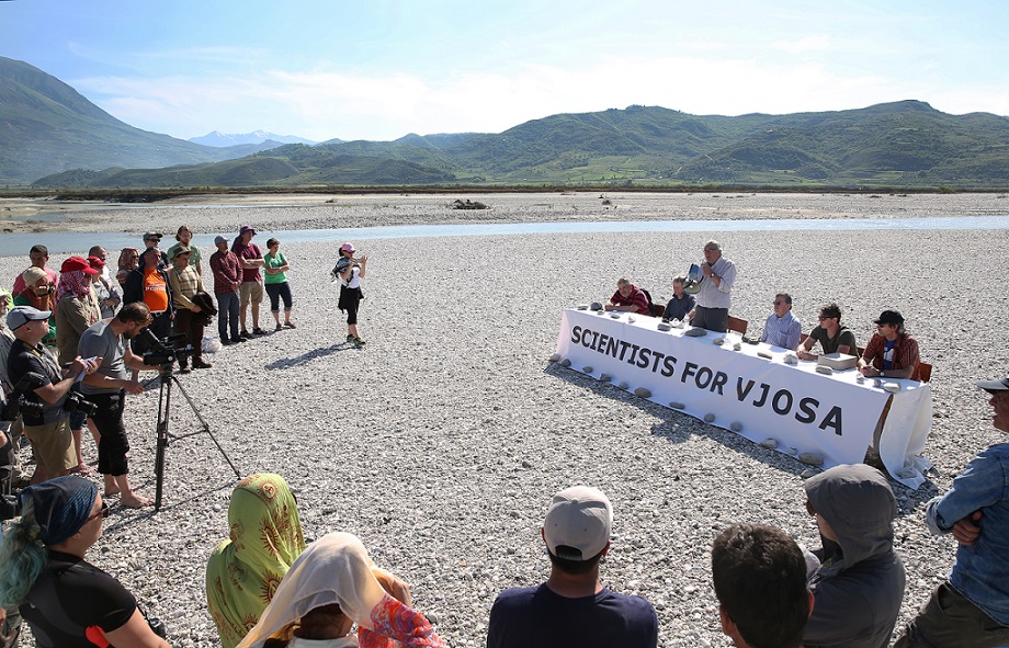 Unusual press conference to honor an extraordinary river. All participants were taken to the island in a rubber dinghy. © jens-steingaesser.de 