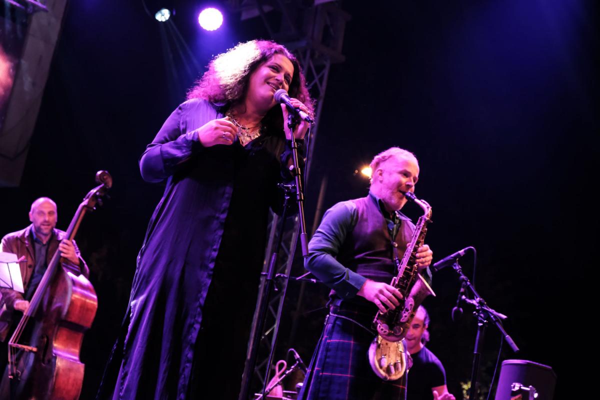 Amazing Eda Zari and her band, including world-renowned percussionist Rhani Krija © Nick St. Oegger