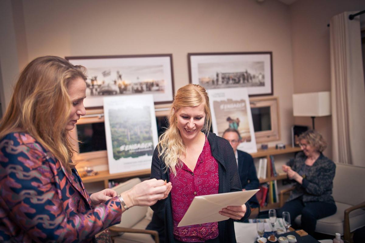 Cornelia Wieser erhält den 2. Preis von Julia Brinckman (Chefredakteurin von Für Sie) © Fondation Yves Rocher Vincent Guihur Photographe