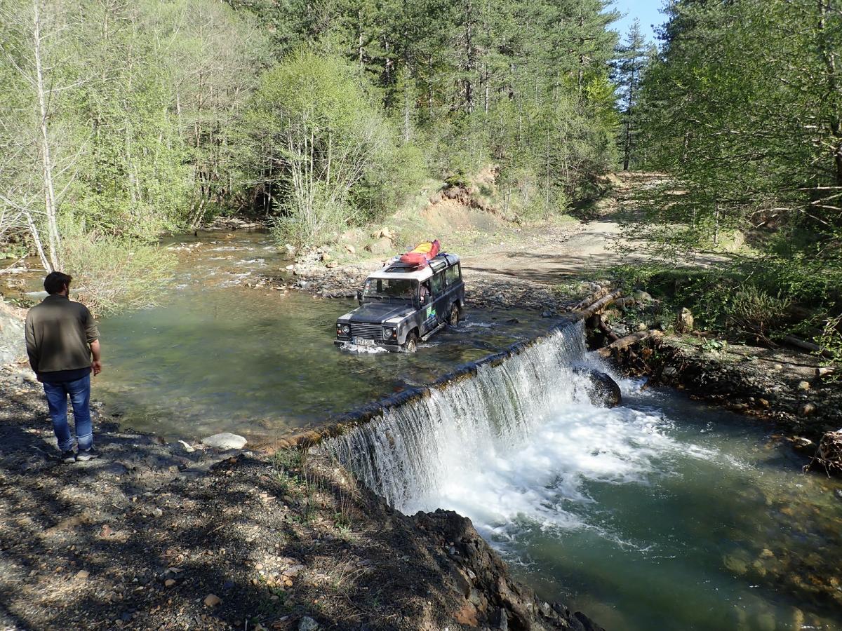 Adventure expedition: The group´s Landrover crosses a tributary of the Aoos in the Pindos mountains. 4 WD vehicles enabled access to remote corners of the river network, but in the end the scientists often had to hike anyway to reach the desired sampling sites. © Vitecek