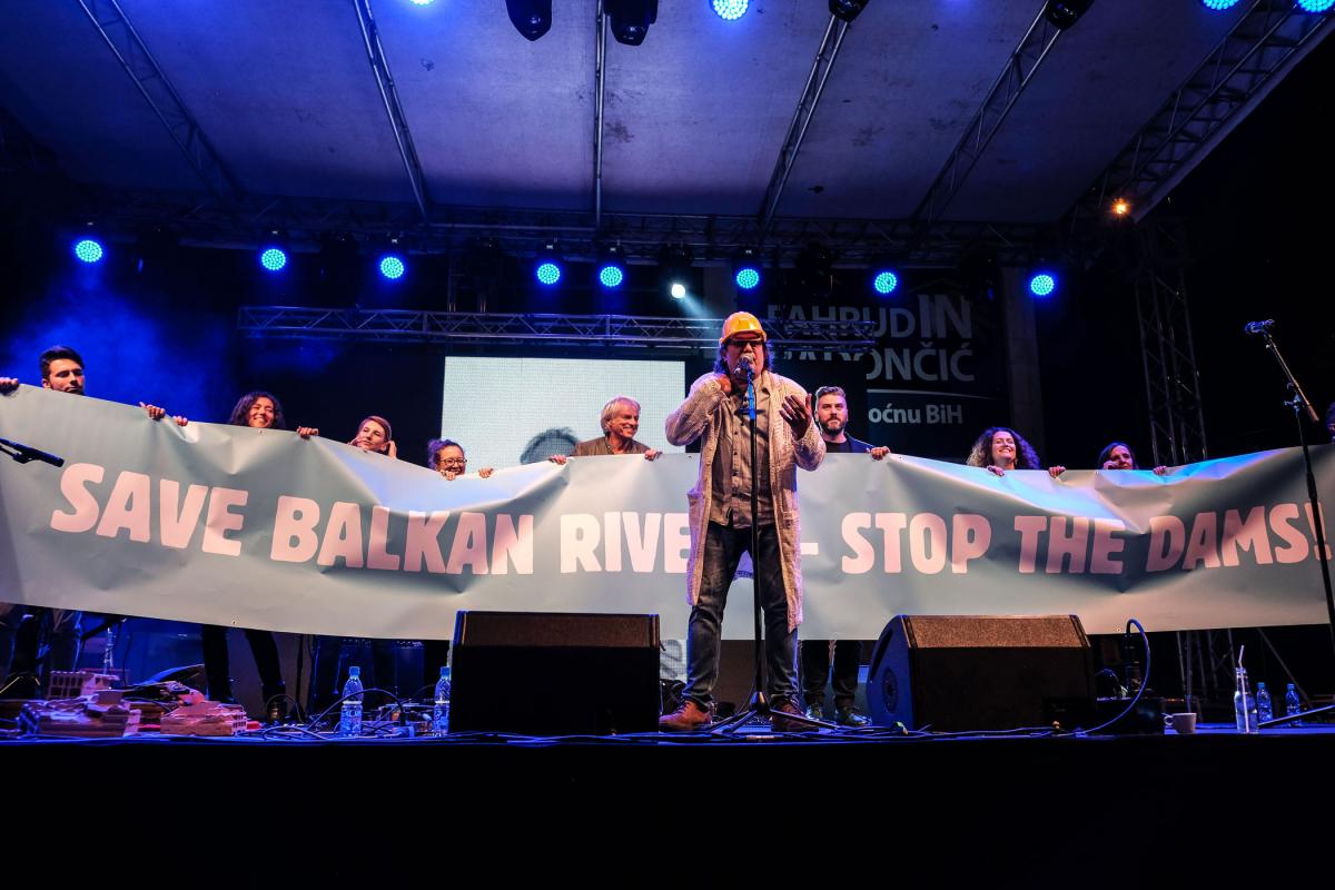 Das Konzert stand unter dem Motto: „Save Balkan Rivers - Stop the Dams“. © Nick St. Oegger