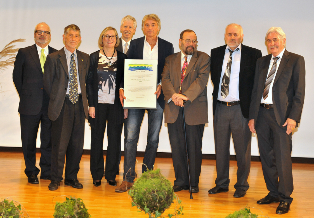 Grand prize winner Ulrich Eichelmann with Binding-Prize board. Photo: Klaus Schädler