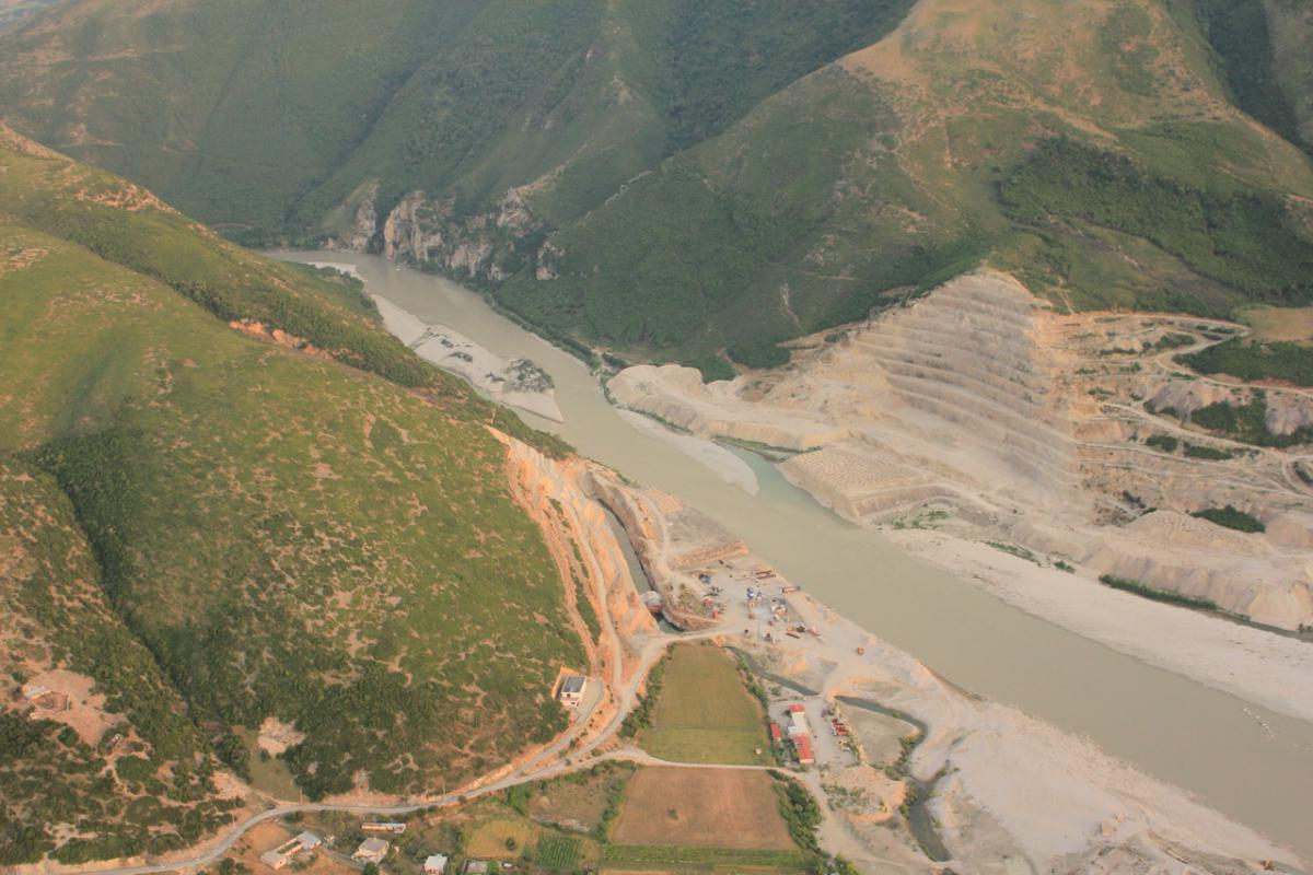 Der Bau des Wasserkraftwerks Kalivac ruht seit langem. Nun wurde ein neuer Konzessionsvertrag unterschrieben. © Roland Dorozhani