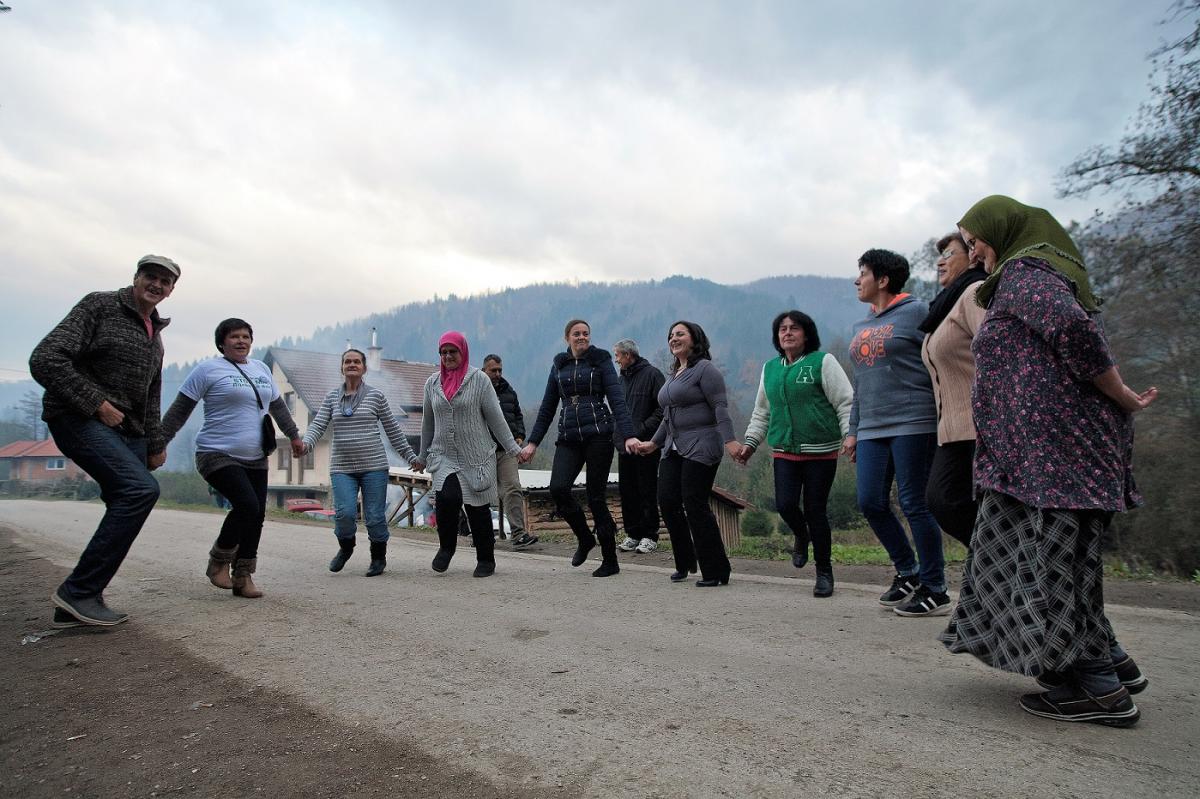 The brave women of Kruščica celebrating as they vacate the bridge after over 500 days and nights. © Sediva fotografie/ Arnika