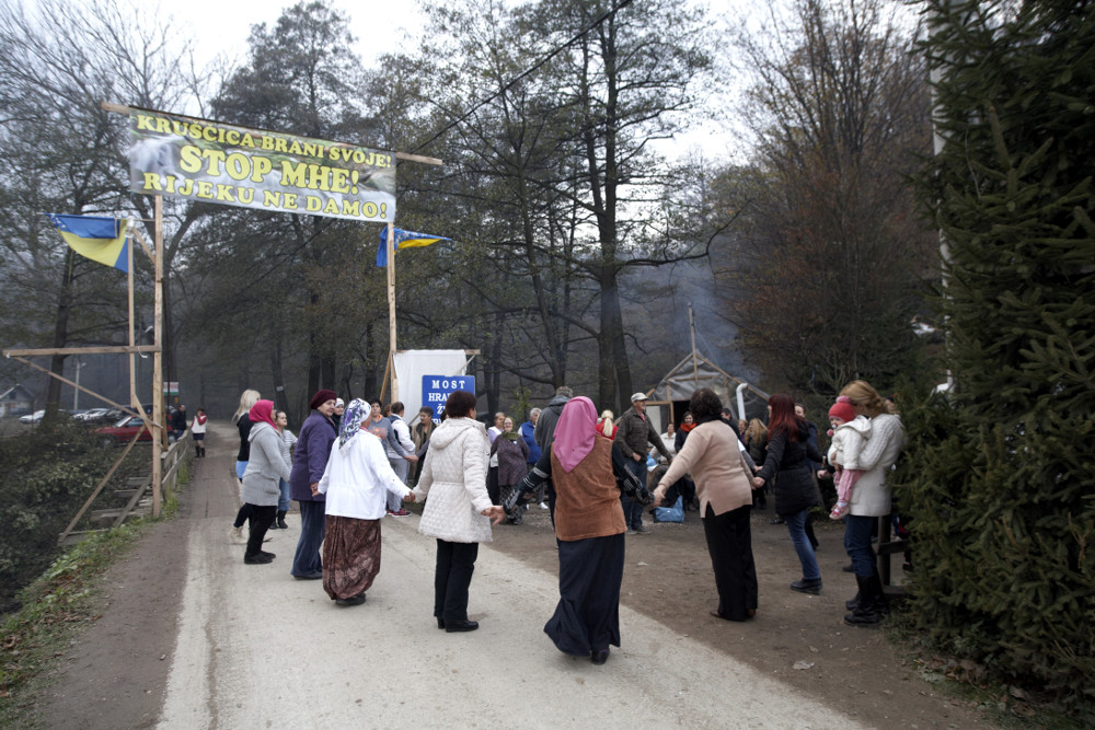 The brave women of Kruščica celebrating as they vacate the bridge after over 500 days and nights. © Sediva fotografie/ Arnika