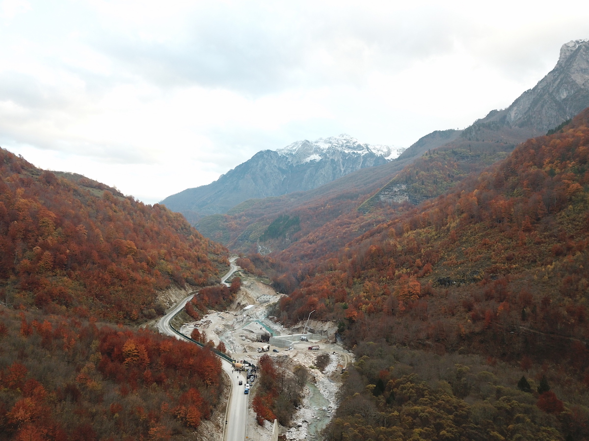 Das im Bau befindliche Kraftwerk Dragobia im Nationalpark, dessen Bau nun gerichtlich gestoppt wurde. © Mirjan Aliaj