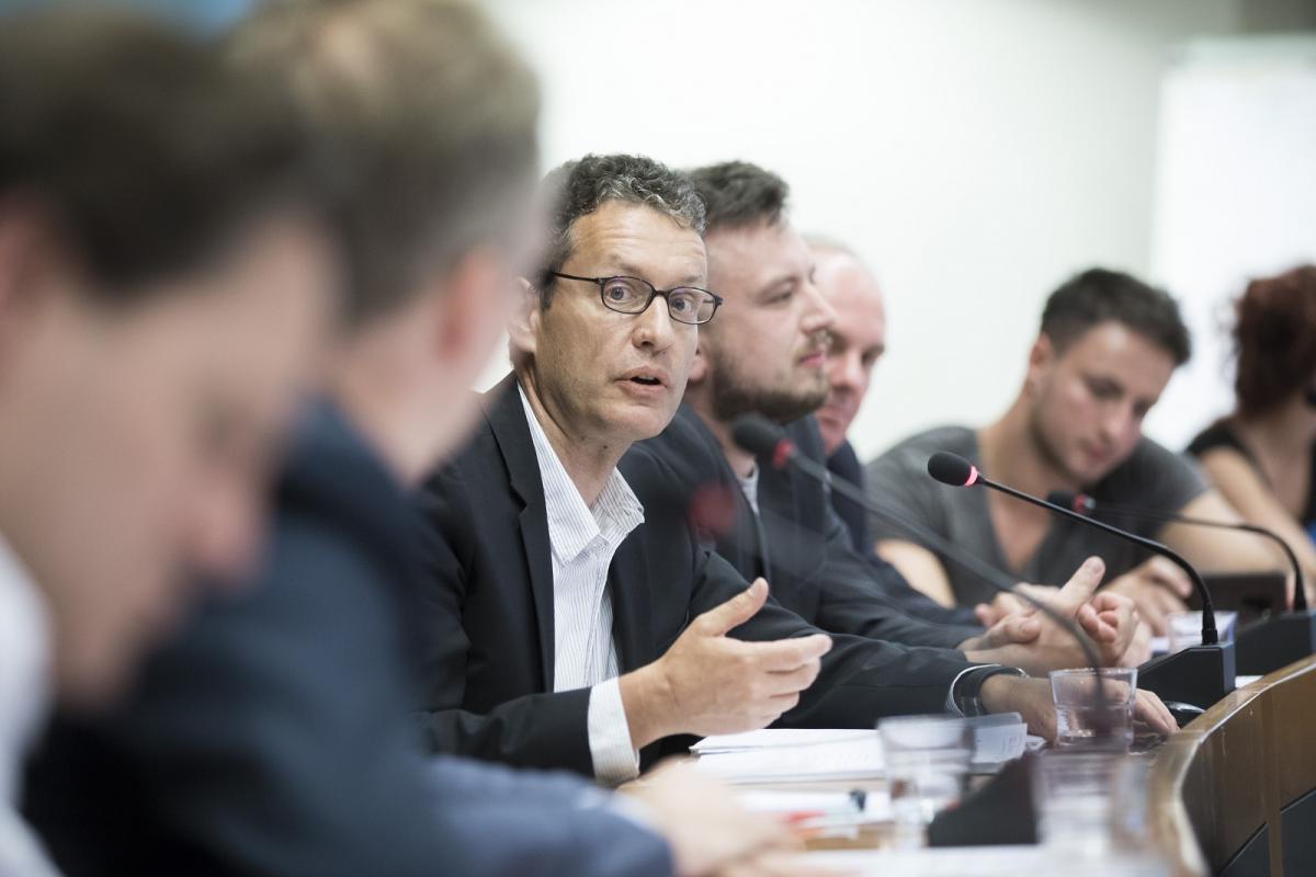 EuroNatur-Geschäftsführer Gabriel Schwaderer schildert im EU-Parlament die Bedrohungen für die Balkanflüsse durch den massiven Ausbau der Wasserkraft. © Jason Alden/Patagonia