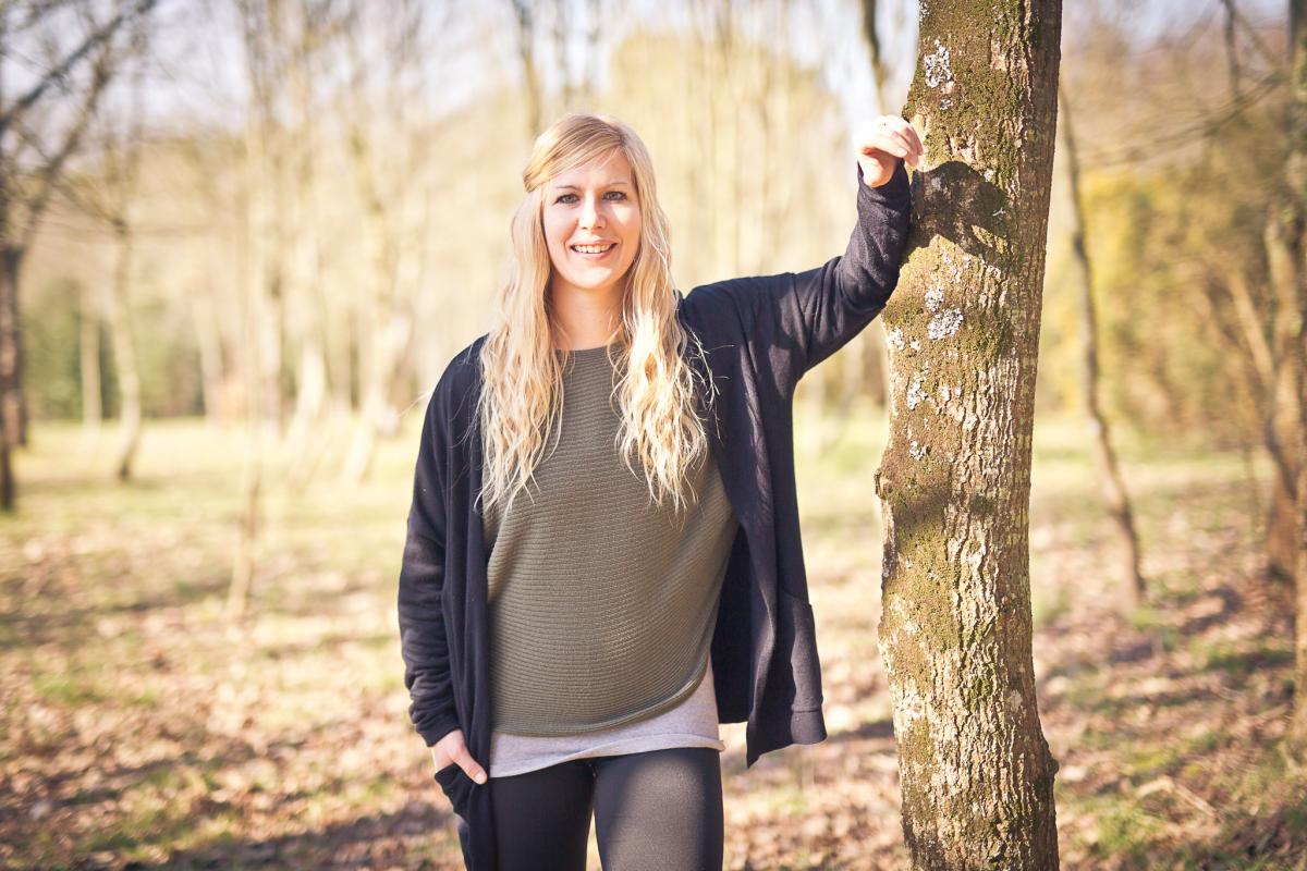 Cornelia nimmt den Preis stellvertretend für alle engagierten Frauen des Blue Heart Teams entgegen © Fondation Yves Rocher Vincent Guihur Photographe