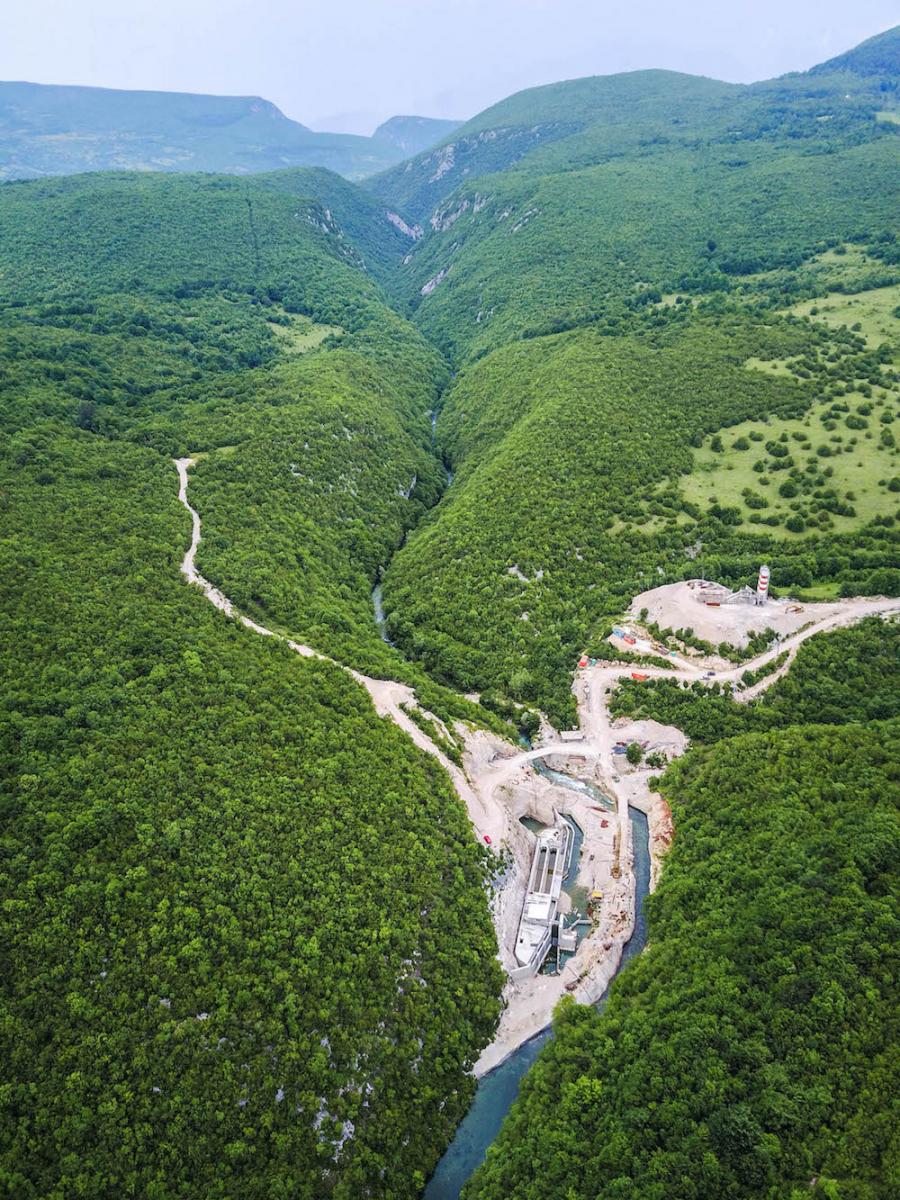 Baustelle an der Sana, Bosnien-Herzegowina. Hier baut die KELAG, ein österreichisch-deutsches Unternehmen und gefährdet damit den Huchen, eine global bedrohte Fischart. © Matic Oblak