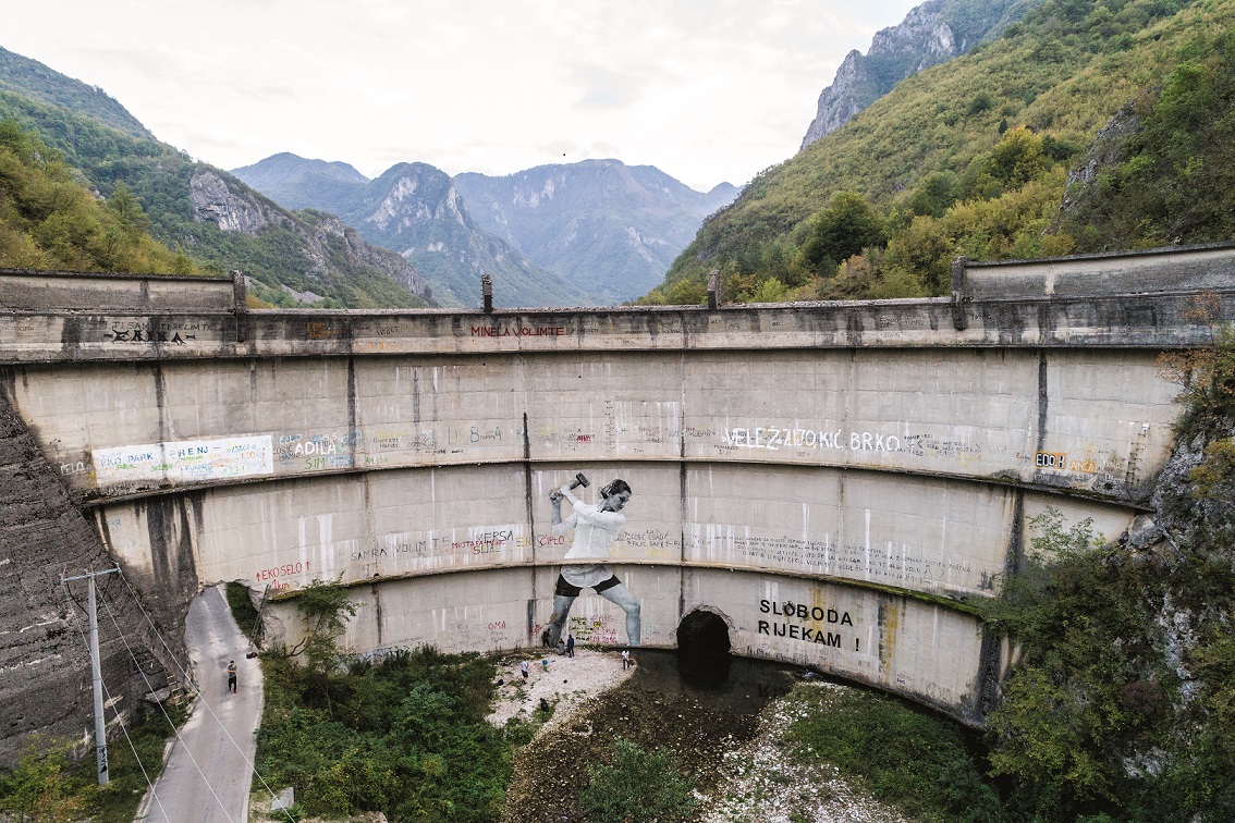 Kurz nach der Fertigstellung im Jahr 1959 wurde der Idbar Staudamm brüchig. Investoren und Bautrupp ignorierten die zahlreichen Warnungen der Lokalbevölkerung, dass die Kraft des Bašćica Flusses – bekannt für seine Unberechenbarkeit und schnellen Strömung – nicht zu unterschätzen sei. Idbar wurde kurz nach der Fertigstellung stillgelegt als der Fluss begann, den Damm zu durchbrechen. Nun fließt der Bašćica Fluss wieder frei. Konjic, Bosnien und Herzegowina.  © Andrew Burr