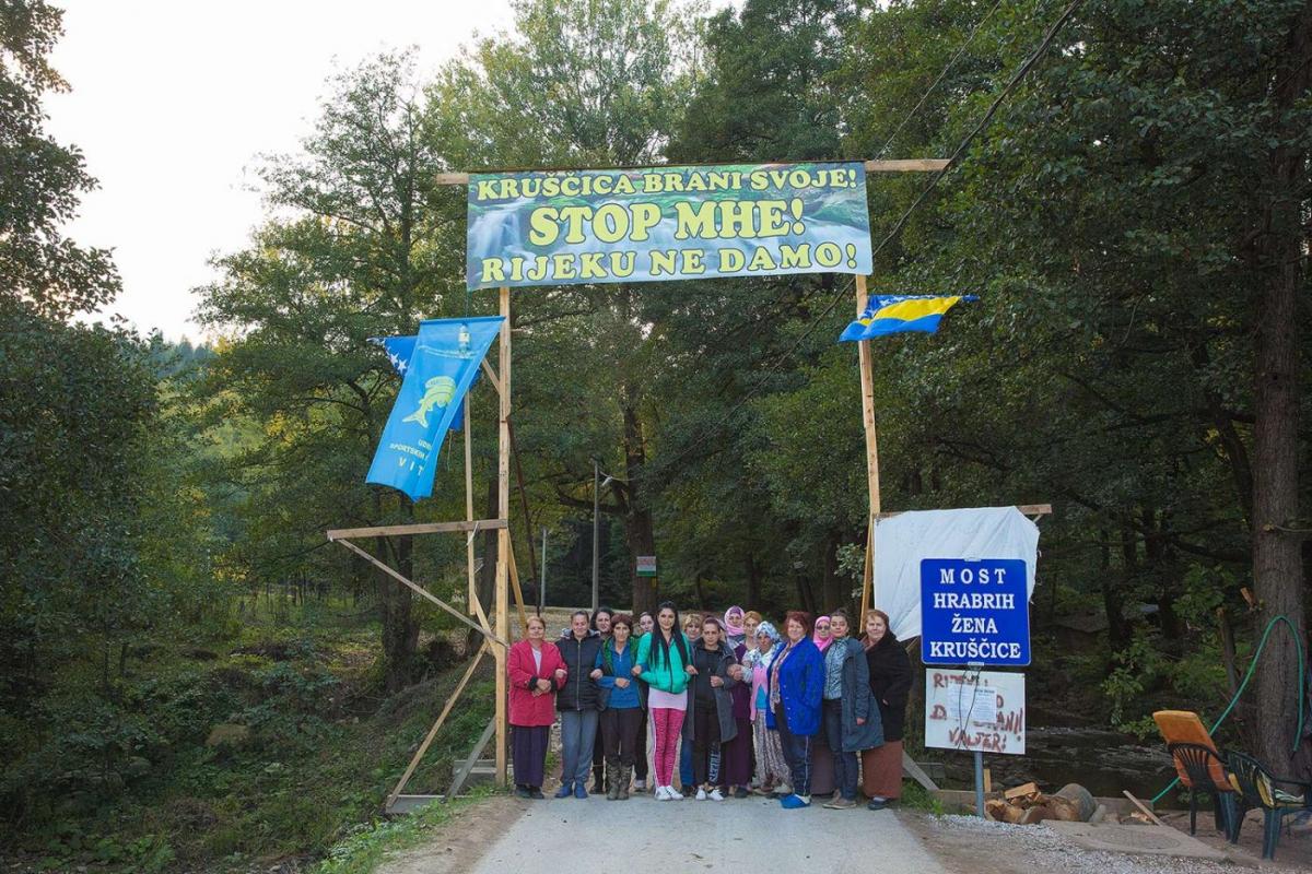 Die Tapferen Frauen von Kruščica“ blockieren seit über 300 Tagen eine Brücke über den Fluss  Kruščica, um ein Wasserkraftprojekt zu verhindern.  © Andrew Burr