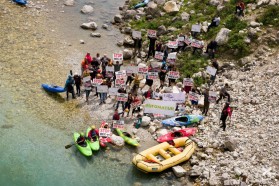 Tag 23 – Protest an der Valbona in Albanien – örtliche Initiativen und internationale Organisationen setzten sich für eine freifließende Valbona ein.
