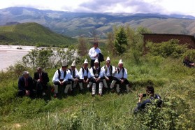 Tag 33: Auch in Queserat werden wir von dem berühmten albanischen Sänger Golik und seiner iso-polyphonischen Gesangsgruppe unterstützt.