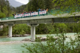 TAG 3 - Fünftklässler der Schule Bovec bereiten ein Brücke über die Soča für die Kajaker der Balkan Rivers Tour vor.