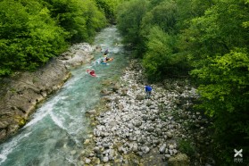 Tag 14 – Der Oberlauf der Morača in Montenegro: wild, frei-fließend und voller Überraschungen! Sechs Kajakfahrer aus Slowenien und Argentinien konnten sich hier austoben