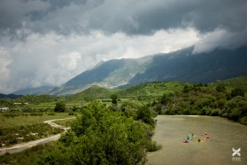 Tag 31: Die Kajaker paddeln das von einem Sturm getrübten Wasser des Drinos bis zum Basislager in Tepelena.