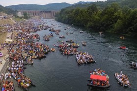 Größter Fluss-Event in Europa: 20.000 Menschen nahmen an der diesjährigen Drina Regatta teil, die unterhalb des 90 Meter hohen Bajina Basta Staudammes startete. @ Dušan Mićić
