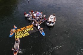 Naturschutzgruppen und Angelverbände nutzten die Drina Regatta erstmals um gegen geplante Staudämme zu protestieren. In großen Buchstaben trieb der Slogan “Sačuvajmo Drinu, zaustavimo brane!” („Rettet die Drina, stoppt die Staudämme!”) den Fluss hinab. @ Dušan Mićić