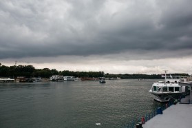 Am Boot: Am letzten Tag der Veranstaltung luden wir alle TeilnehmerInnen zu einer Bootsfahrt auf Sava und Donau ein.