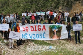 StudentInnen sind aus Tirana angereist um die Bewohner des Tals im Protest zu unterstützen.