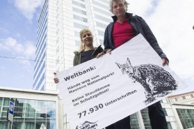 Protest vor Weltbankzentrale in Wien. Vertreter von Riverwatch (Cornelia Wieser und Ulrich Eichelmann) überreichen 77.930 Unterschriften gegen geplante Finanzierung von Staudämmen im Mavrovo Nationalpark in Mazedonien.
